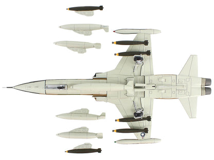 Northrop F-5C Skoshi Tiger Aircraft "64-13332 10th FCS Bien Hoa AFB" (1965) United States Air Force "Air Power Series" 1/72 Diecast Model by Hobby Master